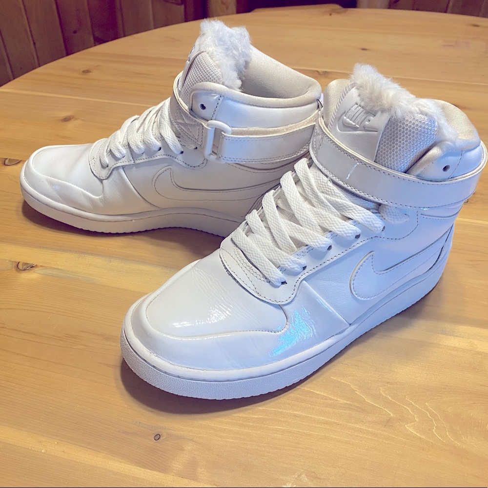 Women’s Nike Eberon Mid Basketball Shoes